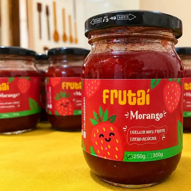 Pote de Frutaí Morango sobre a mesa