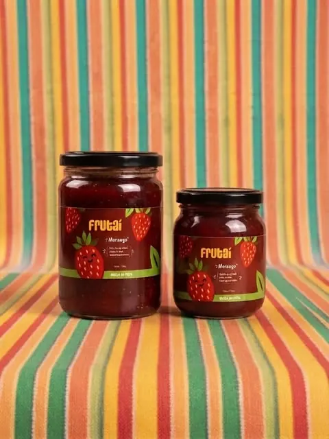 Dois potes de Frutaí sobre um tecido listrado colorido