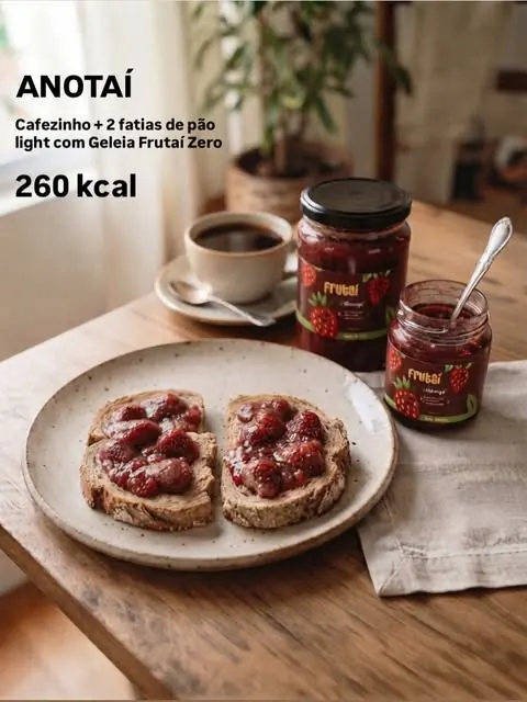 Café da manhã com pão e geleia Frutaí: anotaí